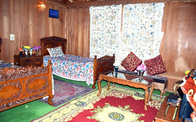 New Alzira Houseboat, Srinagar 4
